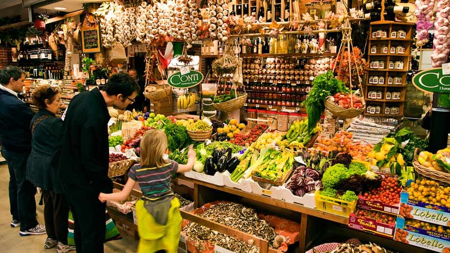 Die Standbesitzer in Florenz' Mercato Centrale präsentieren Innereien und Gemüse wie Juweliere ihr Geschmeide.