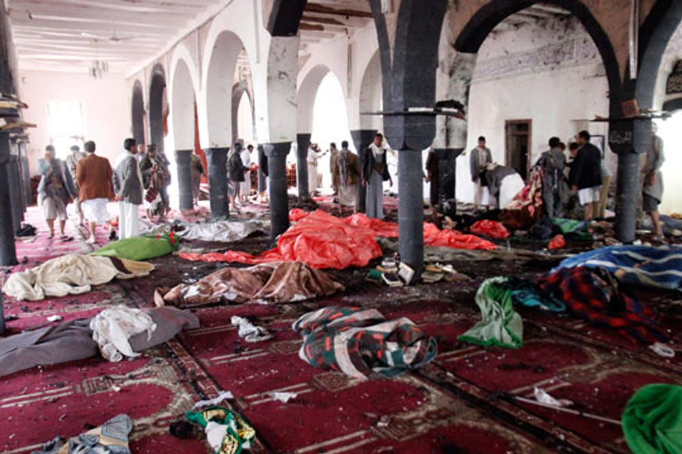 Selbstmordattentäter haben in zwei Moscheen im Jemen Dutzende mit in den Tod gerissen.