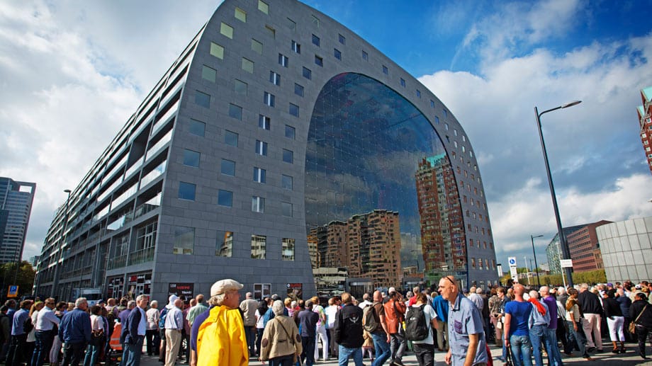 Bogenförmig ist sie und ziemlich futuristisch, die neue "Markthal", mit der Rotterdam die Liste der hippen Hauptstädte Europas entert.