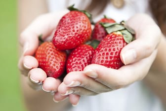Pro hundert Gramm enthalten Erdbeeren gerade einmal 32 Kalorien.