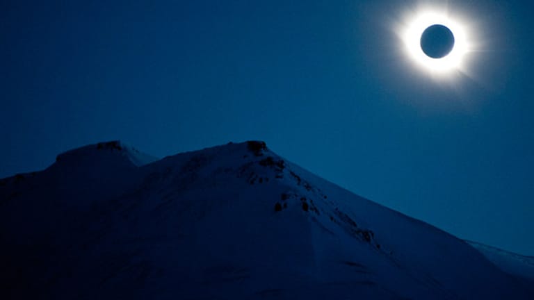Totale Sonnenfinsternis im norwegischen Svalbard.