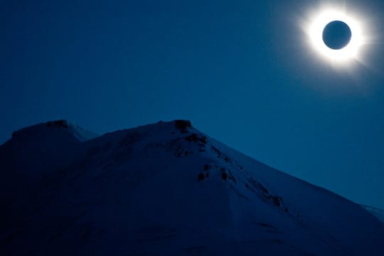 Totale Sonnenfinsternis im norwegischen Svalbard.