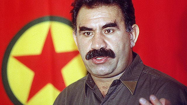 Der inhaftierte PKK-Führer Abdullah Öcalan hat seine Anhänger zur Beilegung des Konflikt mit der türkischen Regierung aufgefordert. Der inhaftierte PKK-Führer Abdullah Öcalan hat seine Anhänger zur Beilegung des Konflikt mit der türkischen Regierung aufgefordert.