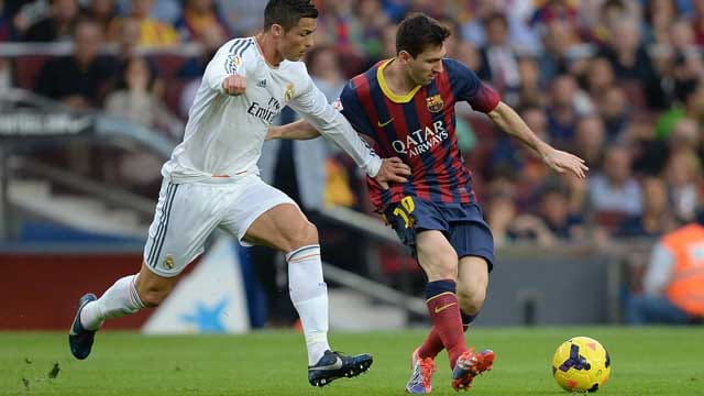 Duell der Superstars: Reals Ronaldo (li.) gegen Barcelonas Messi. Duell der Superstars: Reals Ronaldo (li.) gegen Barcelonas Messi.