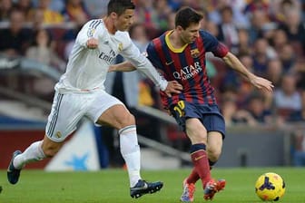 Duell der Superstars: Reals Ronaldo (li.) gegen Barcelonas Messi.