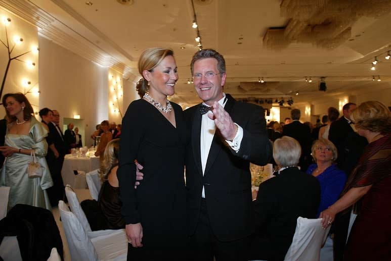Im Jahr 2006 lernen sich Ministerpräsident Christian Wulff und PR-Frau Bettina Körner kennen. Schon kurz darauf zeigen sie sich gemeinsam auf dem Bundespresseball. Im Jahr 2006 lernen sich Ministerpräsident Christian Wulff und PR-Frau Bettina Körner kennen. Schon kurz darauf zeigen sie sich gemeinsam auf dem Bundespresseball.