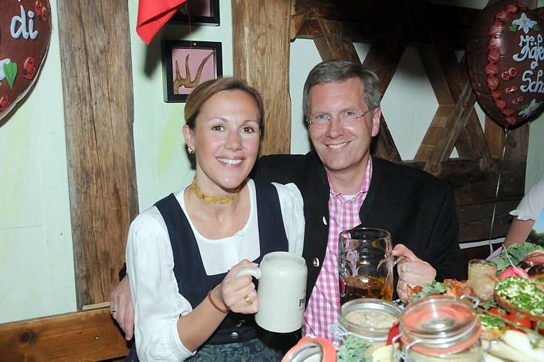 Im März 2008 heiraten die beiden. Im Herbst des gleichen Jahres zeigen sie ihr Glück in einem Festzelt auf dem Oktoberfest in München. Im März 2008 heiraten die beiden. Im Herbst des gleichen Jahres zeigen sie ihr Glück in einem Festzelt auf dem Oktoberfest in München.