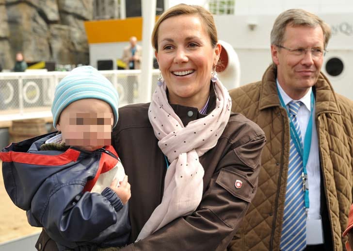 Im Jahr der Hochzeit kommt auch der gemeinsame Sohn Linus auf die Welt. Bettina hat zudem einen weiteren Sohn aus einer früheren Beziehung, Christian Wulff eine Tochter aus seiner ersten Ehe. Im Jahr der Hochzeit kommt auch der gemeinsame Sohn Linus auf die Welt. Bettina hat zudem einen weiteren Sohn aus einer früheren Beziehung, Christian Wulff eine Tochter aus seiner ersten Ehe.
