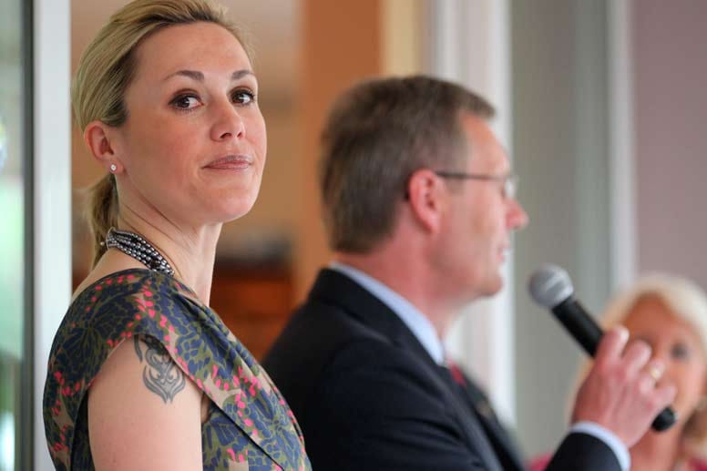2010 wird Christian Wulff Bundespräsident und Bettina - die erste tätowierte "First Lady" Deutschlands - strahlt an seiner Seite. Das Glück scheint perfekt. 2010 wird Christian Wulff Bundespräsident und Bettina - die erste tätowierte "First Lady" Deutschlands - strahlt an seiner Seite. Das Glück scheint perfekt.