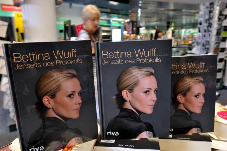 Bettina verarbeitet ihre Erlebnisse dieser Zeit in einer Autobiografie. Bettina verarbeitet ihre Erlebnisse dieser Zeit in einer Autobiografie.