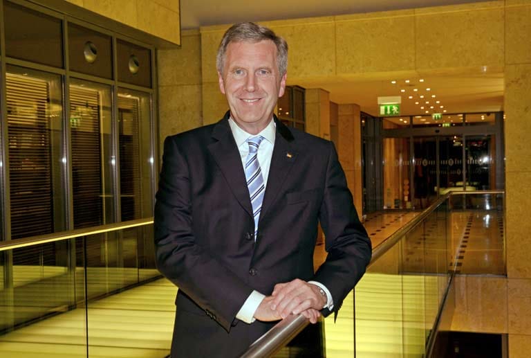 Auch Christian Wulff schreibt ein Buch ("Ganz oben - ganz unten") und versucht, in der Politik wieder Fuß zu fassen. Kanzlerin Merkel schickte ihn kürzlich sogar als offiziellen Vertreter Deutschlands zur Trauerfeier des saudischen Königs. Auch Christian Wulff schreibt ein Buch ("Ganz oben - ganz unten") und versucht, in der Politik wieder Fuß zu fassen. Kanzlerin Merkel schickte ihn kürzlich sogar als offiziellen Vertreter Deutschlands zur Trauerfeier des saudischen Königs.