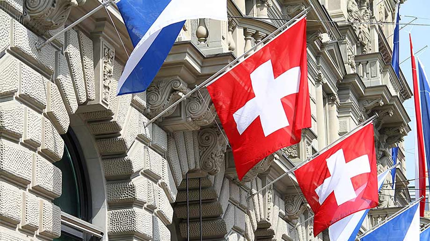Reiche Griechen horten Milliarden in der Schweiz.