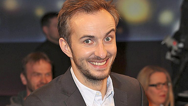 Jan Böhmermann schwebt dank seines Stinkefinger-Verwirrspiels im Quotenhimmel.