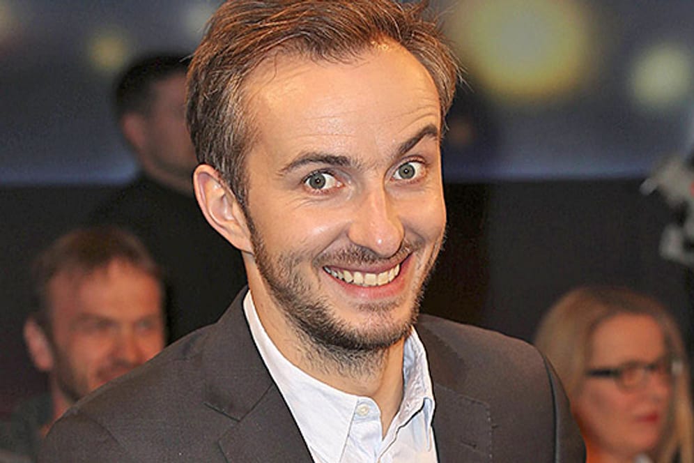 Jan Böhmermann schwebt dank seines Stinkefinger-Verwirrspiels im Quotenhimmel.