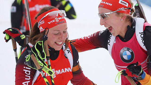 Laura Dahlmeier (li.) und Franziska Preuß freuen sich über ihre Erfolge.