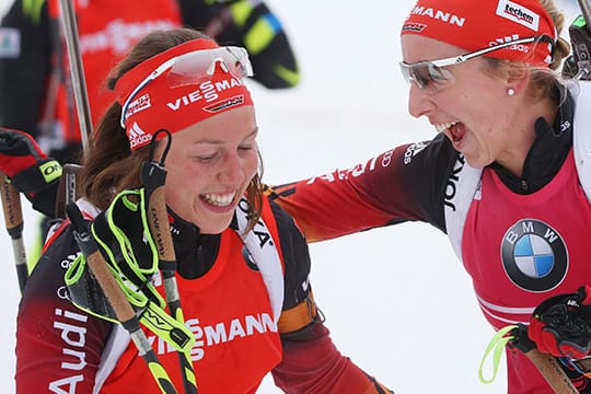 Laura Dahlmeier (li.) und Franziska Preuß freuen sich über ihre Erfolge.