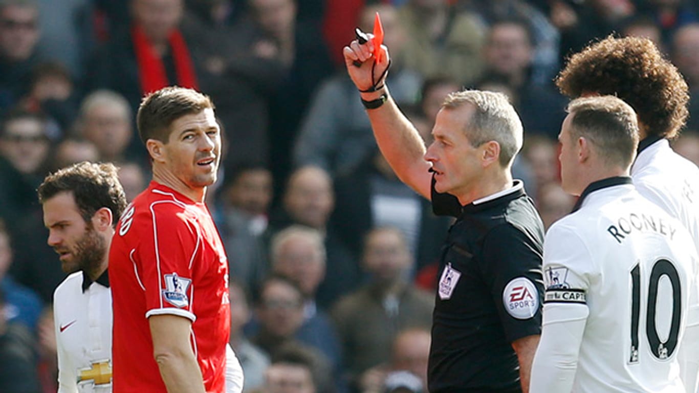 Schneller Abgang: Steven Gerrard sieht die Rote Karte.