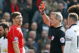 Schneller Abgang: Steven Gerrard sieht die Rote Karte.