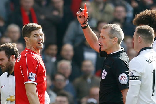 Schneller Abgang: Steven Gerrard sieht die Rote Karte.