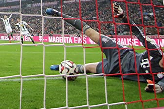 Bayern-Keeper Manuel Neuer lässt den Schuss von Raffael ins Tor rutschen.