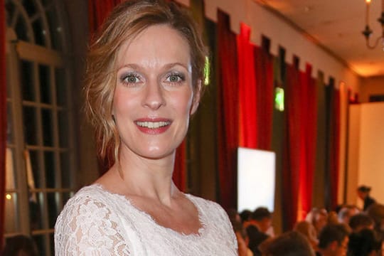 Lisa Martinek mit rundem Babybauch beim Gala Spa Award 2015.