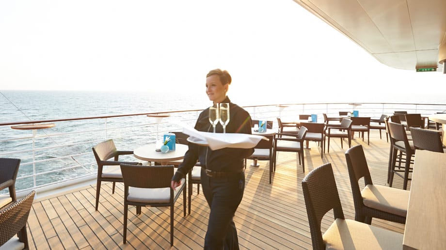 Den Sundowner können Passagiere an Bord zum Beispiel auf der Terrasse der Sansibar genießen.