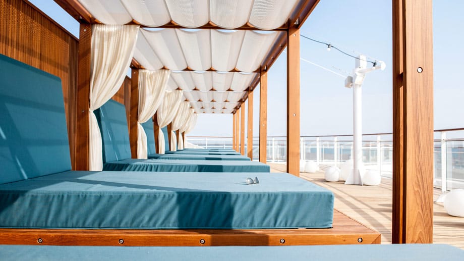 An der Reling den Blick aufs Meer genießen - möglich machen das auch die Tagesbetten an Bord.