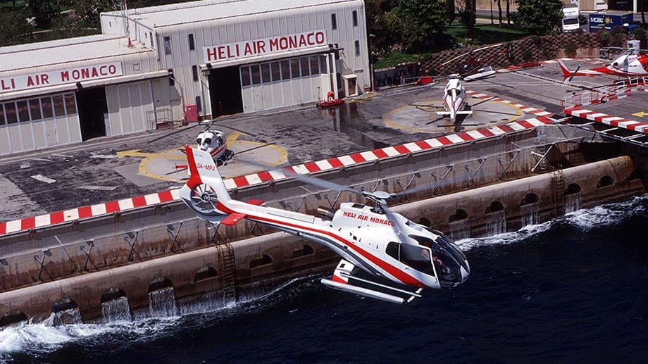 Heli Air Monaco wurde 1976 auf Initiative des verstorbenen Fürst Rainier III, Vater des jetzigen Regenten Fürst Albert II, gegründet. Heute besteht die Flotte aus zwölf Helikoptern, mit denen durchschnittlich 70.000 Passagiere pro Jahr fliegen.
