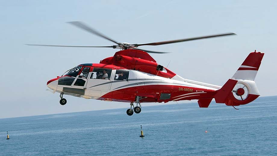 Die meisten Helikopter wie dieser zweimotorige Eurocopter Dauphin AS 365 N mit Platz für bis zu acht Passagiere in drei Sitzreihen sind in den Nationalfarben von Monaco lackiert.