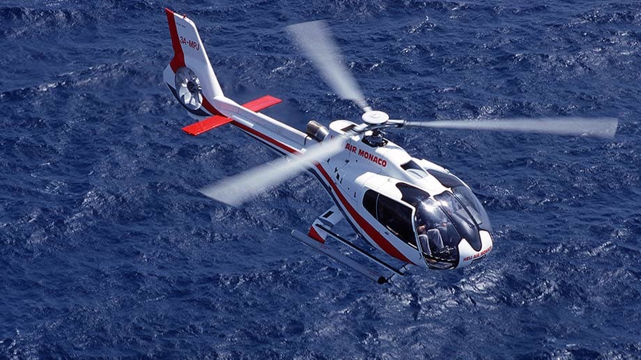 "Unser" Eurocopter EC 130 mit rund zwei Tonnen Gewicht erreicht dank seiner 860 PS starken Turbine in 100 bis 150 Meter Flughöhe zirka 200 km/h. So wird die 19 Kilometer kurze Strecke zwischen Nizza und Monaco in lediglich sieben Minuten Flugzeit absolviert.