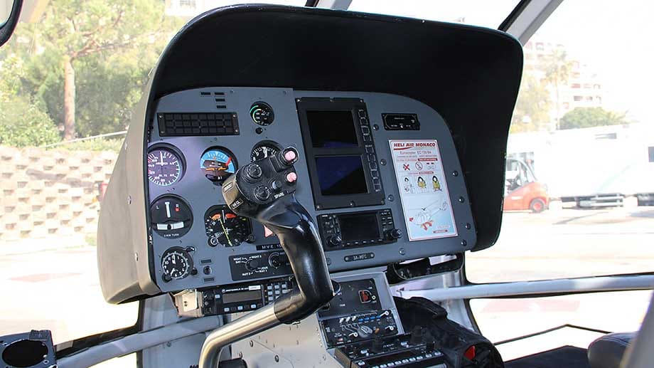 Die Steuerung eines Helikopters ist nochmal komplizierter als bei Flugzeugen: Piloten müssen gleichzeitig die kollektive Blattverstellung (engl. Pitch) für die Höhe, den Steuerknüppel sowie die Fußpedale bedienen.