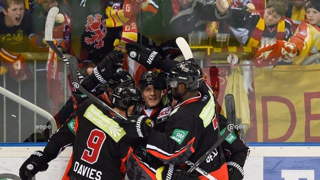 Die DEG-Spieler müssen es mit den Iserlohn Roosters aufnehmen.