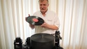 Benno Salgert in seinem Hifi-Laden: Auf 600 Quadratmetern stehen in der alten Bonner Gründerzeitvilla gegenüber vom ehemaligen Kanzleramt um die 30.000 LPs sowie dutzende Musikanlagen ab 200 Euro aufwärts.