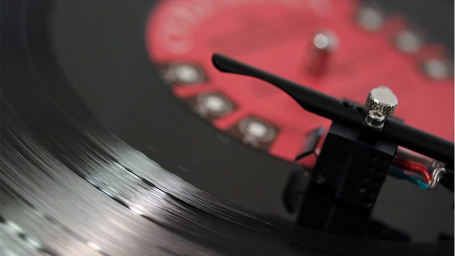 Nach einer Statistik des Bundesverbandes für Musikindustrie hat Vinyl seinen Höhenflug von 2013 im vergangenen Jahr fortgesetzt. Der Umsatz stieg noch einmal um rund 33,4 Prozent auf 38 Millionen Euro. Insgesamt gingen 2014 in Deutschland 1,8 Millionen Platten über die Ladentische. Zuletzt wurde diese Zahl 1992 erreicht.