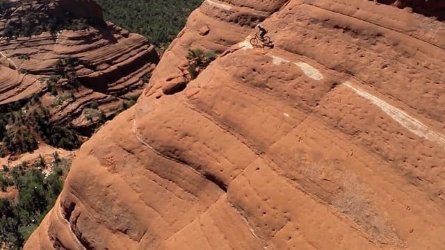 Extrem-Mountainbiker Michal Kollbek auf dem "White Line Trail".