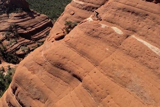 Extrem-Mountainbiker Michal Kollbek auf dem "White Line Trail".