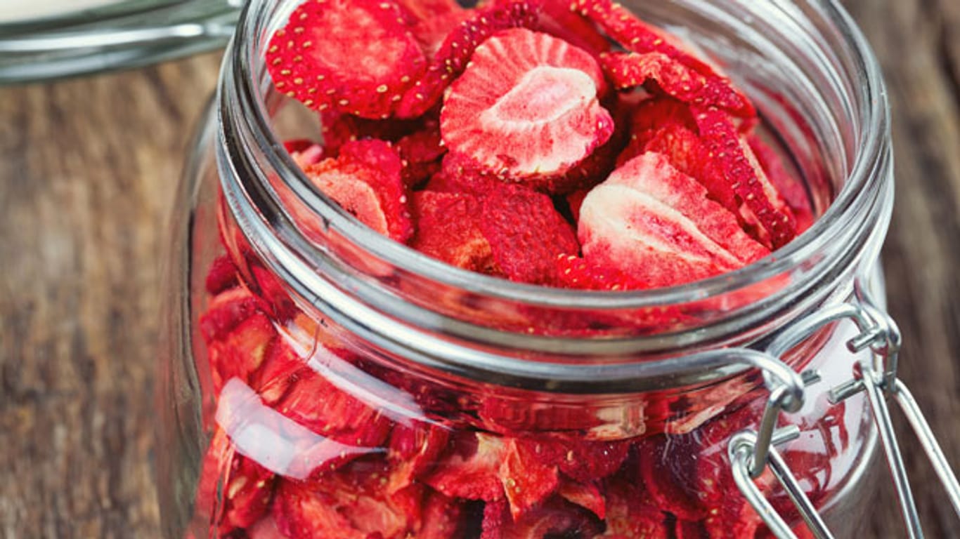 Lagern Sie die getrockneten Erdbeeren in einem luftdichten Gefäß, möglichst in einem dunklen Schrank.