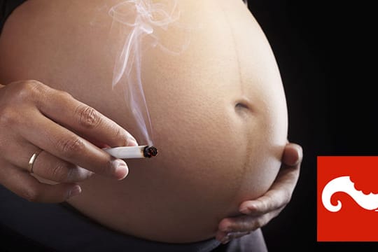 Trotz hoher Risiken, greifen viele Frauen während der Schwangerschaft zur Zigarette.
