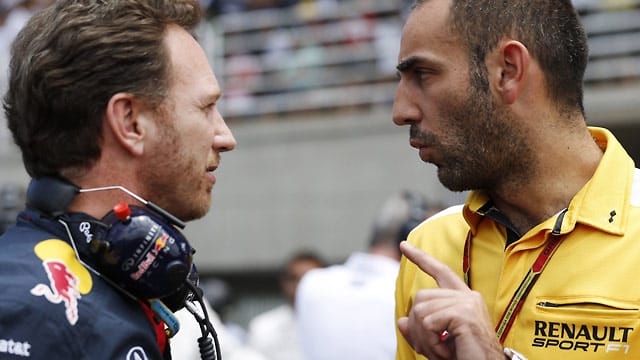 Cyril Abiteboul (re.) schlägt gegen Red Bull nun schärfere Töne an. Cyril Abiteboul (re.) schlägt gegen Red Bull nun schärfere Töne an.