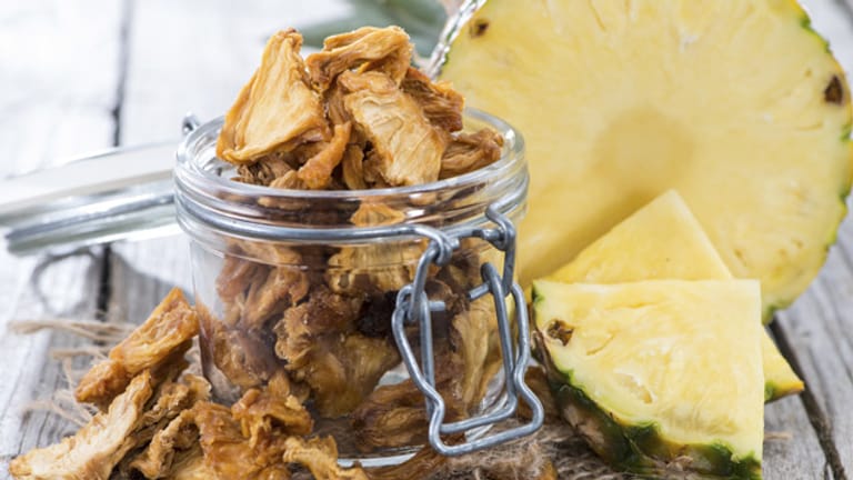 Getrocknete Ananas sind ein leckerer und gesunder Snack für zwischendurch.