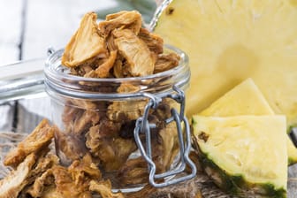 Getrocknete Ananas sind ein leckerer und gesunder Snack für zwischendurch.
