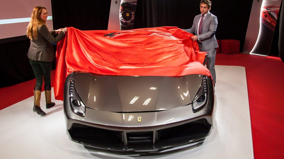 Unter dem roten Tuch verbirgt sich die Version des Ferrari 488 GTB im Farbton "Grigio Ferro Metalizzata", die auch schon in Genf gezeigt wurde.