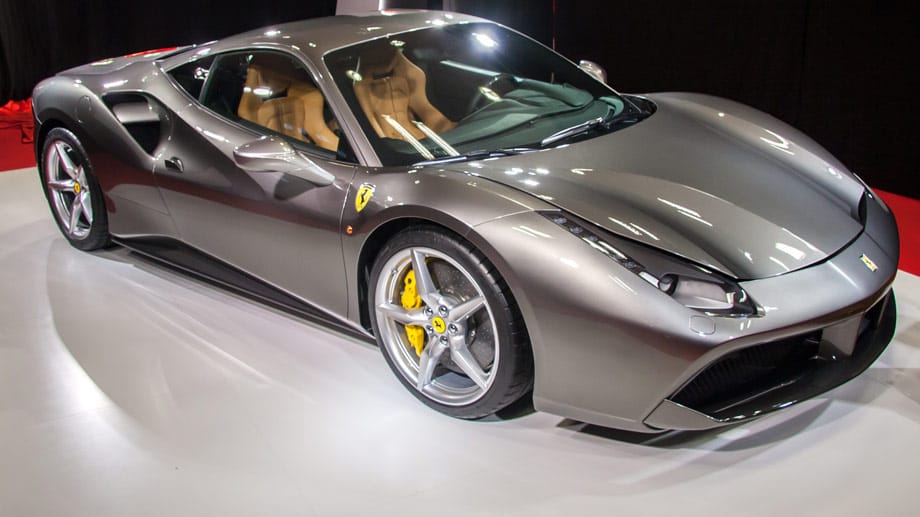 Der neue Ferrari 488 GTB ist 1,95 Meter breit, 4,56 Meter lang und nur 1,21 Meter hoch.
