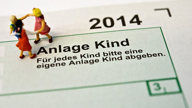 Eltern können sich einen Teil der Ausgaben für ihre Kinder vom Finanzamt zurückholen. Dafür müssen sie die Anlage Kind ausfüllen.