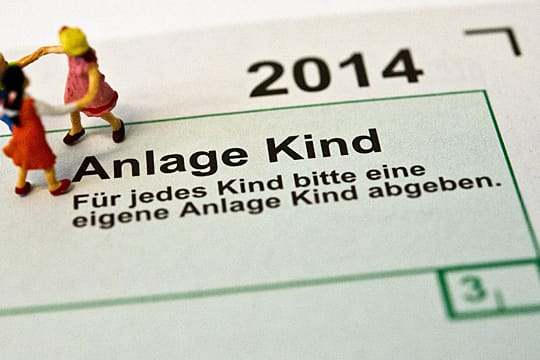 Eltern können sich einen Teil der Ausgaben für ihre Kinder vom Finanzamt zurückholen. Dafür müssen sie die Anlage Kind ausfüllen.