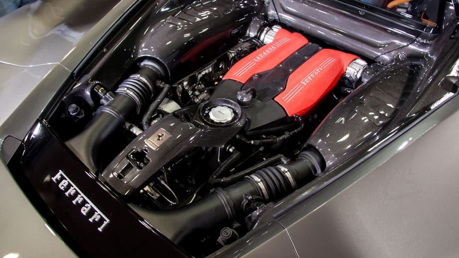 Angetrieben wird der 488 GTB von einem 3,9 Liter großen Turbo-V8, der maximal bis zu 760 Newtonmeter Drehmoment auf die Kurbelwelle stemmt. 670 PS sorgen für eine Beschleunigung von 0 auf Tempo 100 in drei Sekunden.
