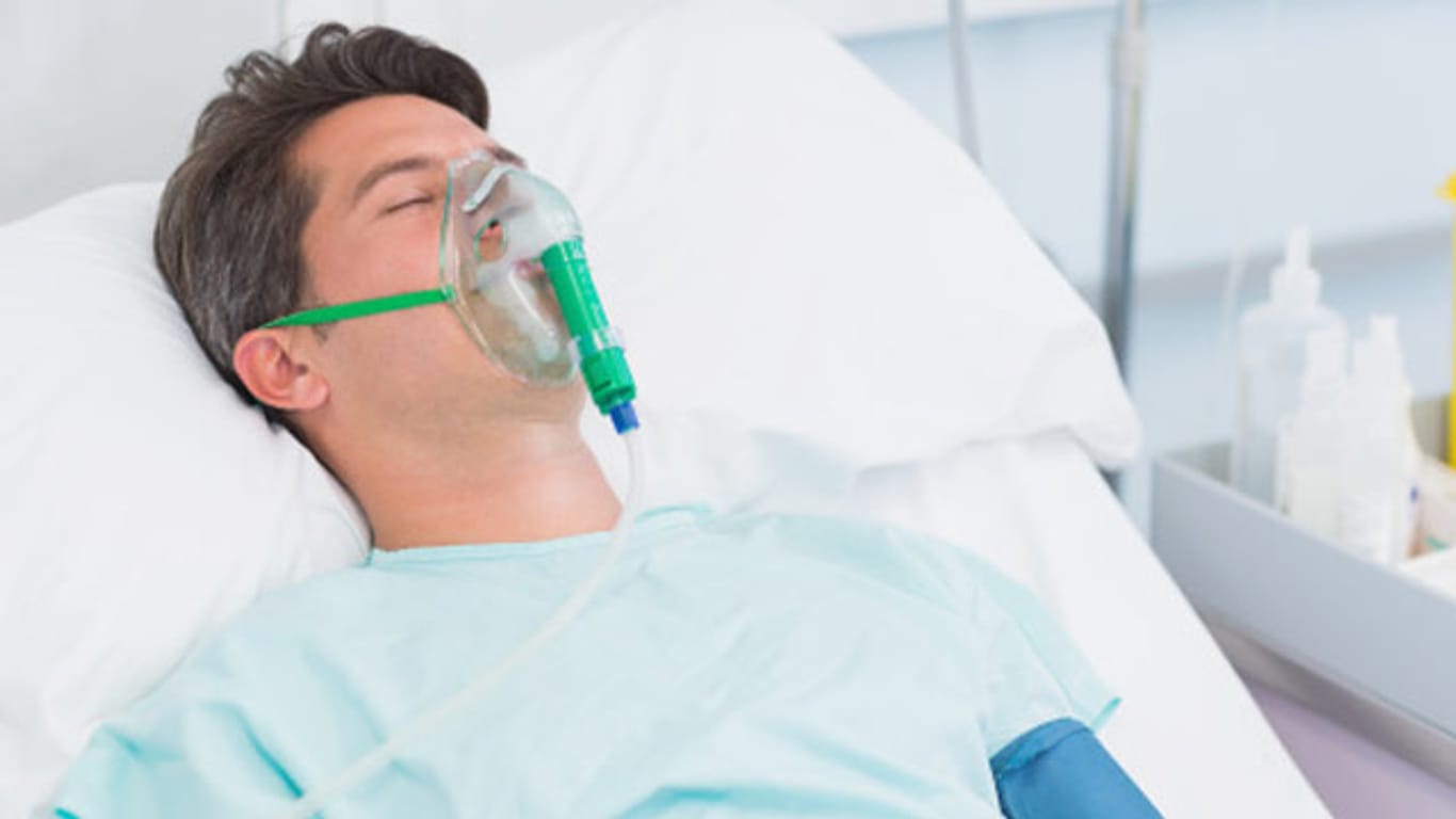 Um die Körperfunktionen nach einer Kohlenmonoxidvergiftung zu normalisieren, wird dem Patienten über Atemmaske hundertprozentiger Sauerstoff zugeführt.