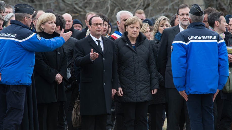 Kanzlerin Angela Merkel ist mit ihren Kollegen Hollande und Rajoy an der Unglücksstelle eingetroffen und spricht mit Einsatzkräften. Kanzlerin Angela Merkel ist mit ihren Kollegen Hollande und Rajoy an der Unglücksstelle eingetroffen und spricht mit Einsatzkräften.