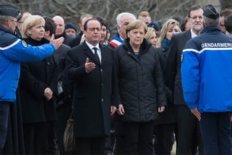 Kanzlerin Angela Merkel ist mit ihren Kollegen Hollande und Rajoy an der Unglücksstelle eingetroffen und spricht mit Einsatzkräften.