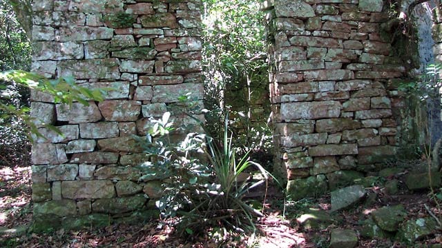 Bei dieser Ruine soll es sich um einen Zufluchtsort der Nazis handeln.